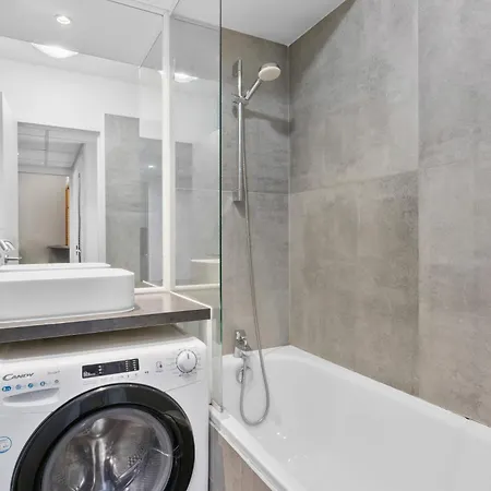 Appartement Grand Avec Balcon - Proche Parc Des Expo - Parking Privee *