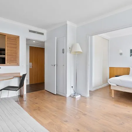 Apartment Grand Avec Balcon - Proche Parc Des Expo - Parking Privee Issy-les-Moulineaux